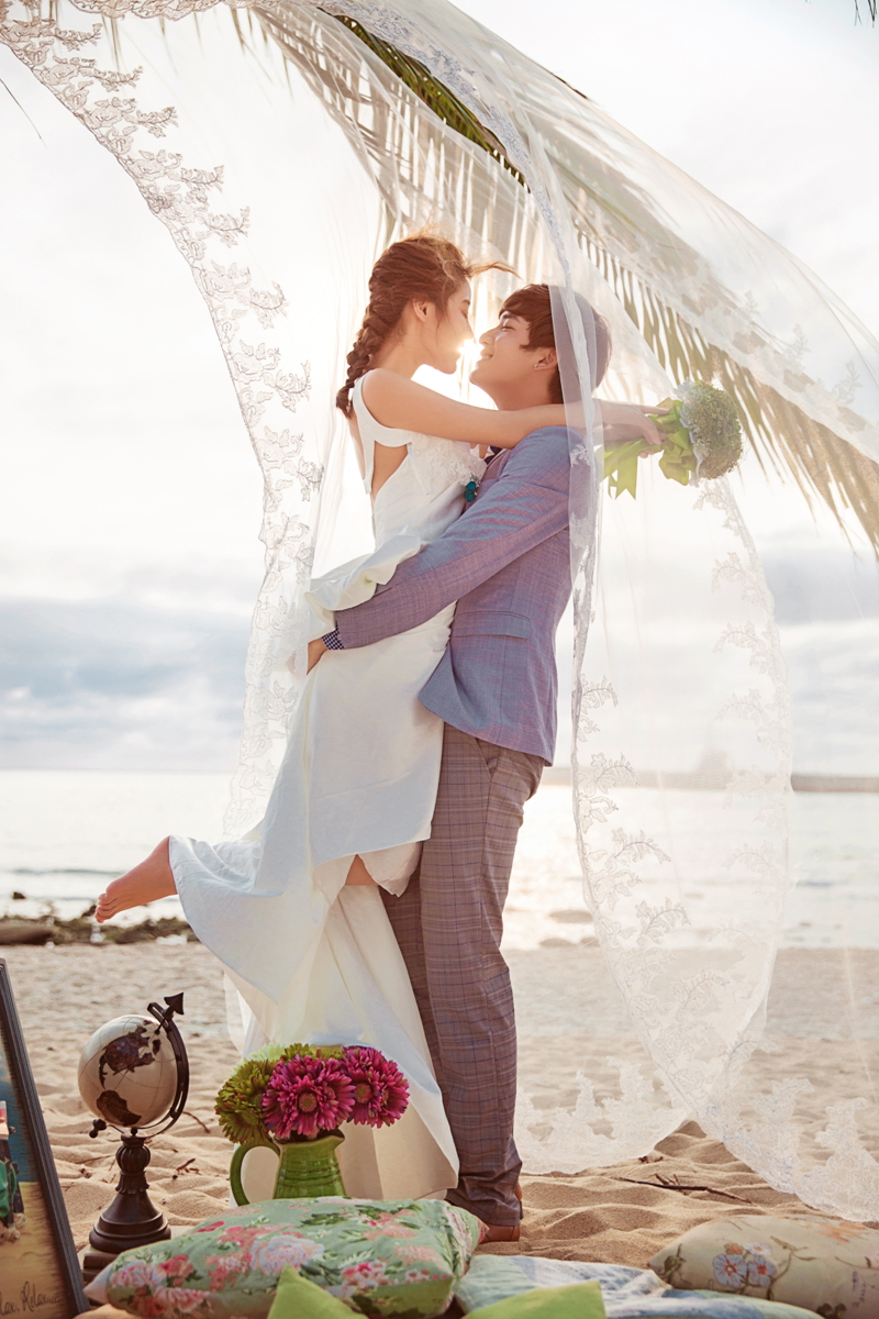 THE FOX AND THE FLOWERS